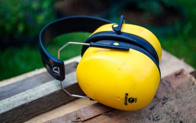 Écouteurs de protection jaune noir sur bois extérieur