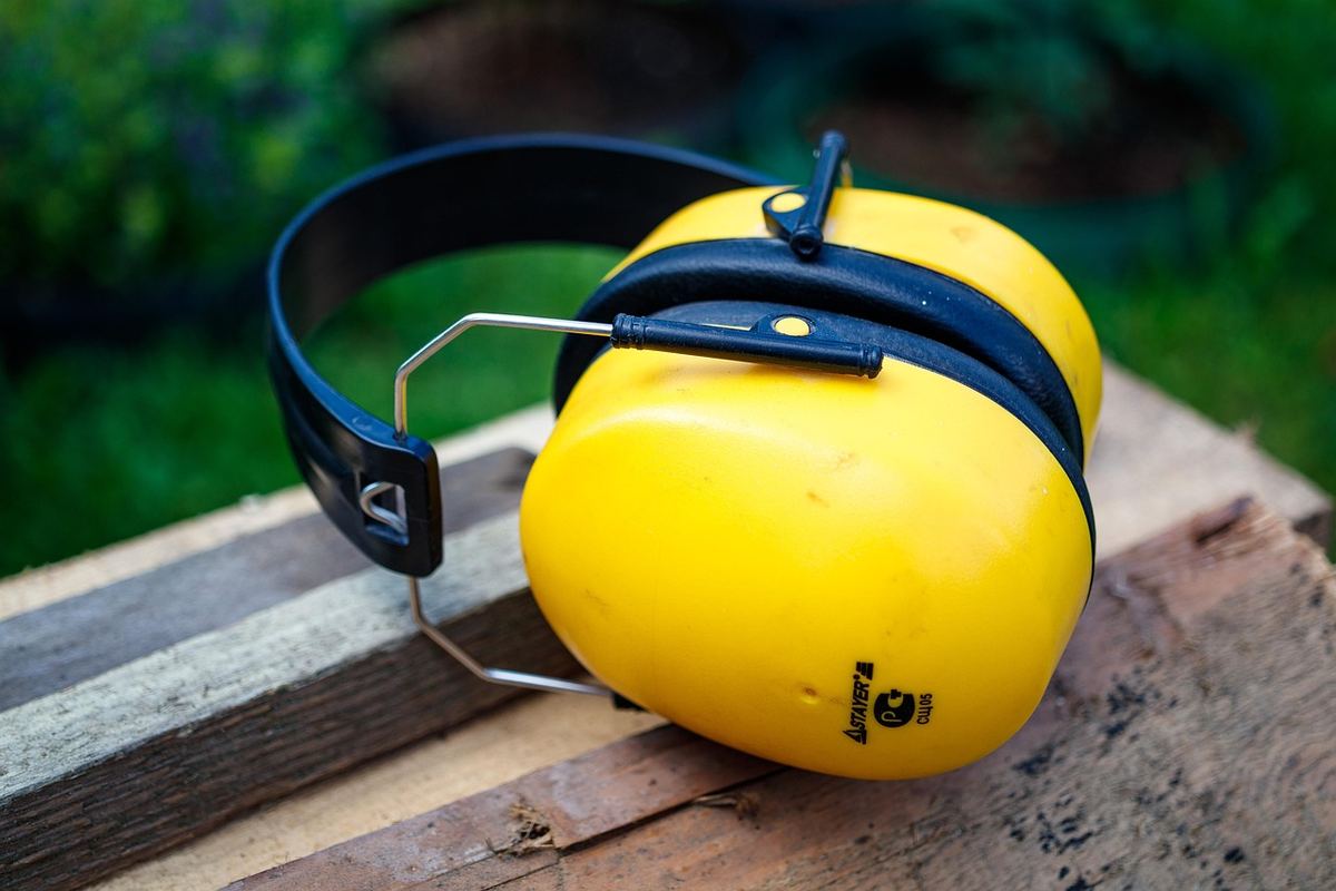Écouteurs de protection jaune noir sur bois extérieur
