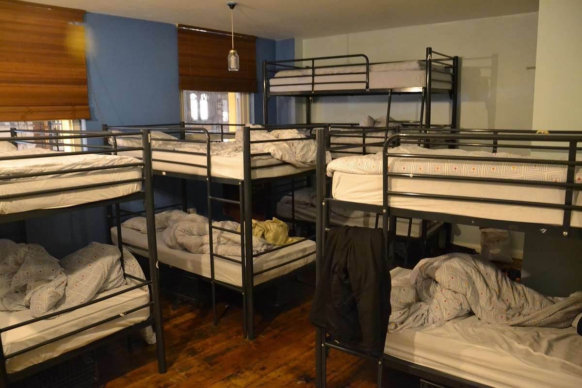 Des lits superposés avec matelas et couvertures dans une chambre Des lits superposés avec matelas et couvertures dans une chambre